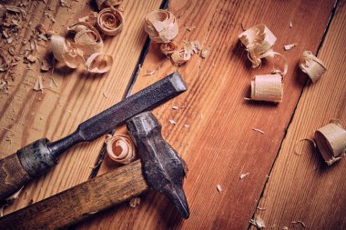 Ahşap zemin üzerinde çekiç ve keski marangoz aracı