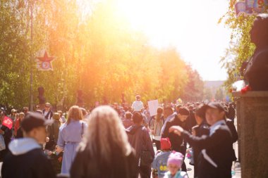 9 Mayıs 2022, Kostanay, Kazakistan, Zafer Günü kutlamaları, insanlar çiçek açtıkları için şehit düşen askerlerin anısına yürüdüler.