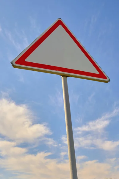 Тревожный Знак Дорожного Движения Фоновые Облака Голубое Небо — стоковое фото