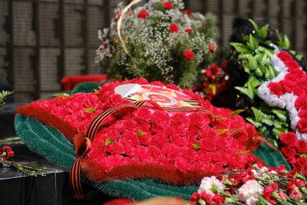 9 Mayıs 'ta Zafer Günü' nde çiçek bırakmak