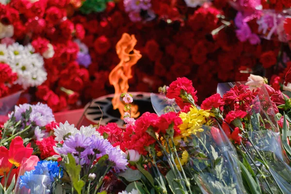 Tongues Eternal Fire Flowers Roses Carnations Laid Eternal Flame — Stockfoto