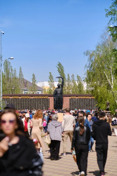 9 Mayıs 2022, Kostanay, Kazakistan, Zafer Günü kutlamaları, insanlar çiçek açtıkları için şehit düşen askerlerin anısına yürüdüler.