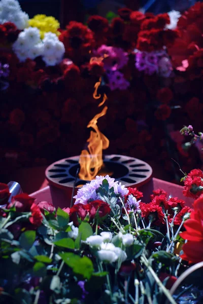 Tongues Eternal Fire Flowers Roses Carnations Laid Eternal Flame — Stockfoto