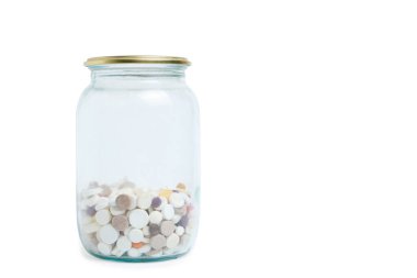 Beyaz arka planda haplı cam kavanoz. Stok ilaçları.