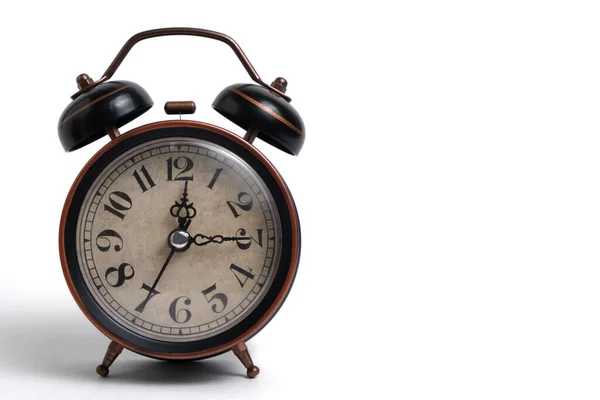 Beyaz Zemin Üzerinde Kahverengiyle Eski Alarm Saati — Stok fotoğraf