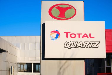 Kazakistan, Kostanay, 11 Mayıs 2022, Fransız petrol ve gaz şirketi Total Quartz motor yağı serisinin logosu.
