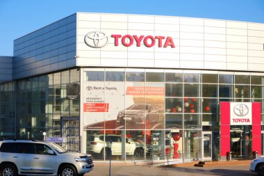 Kazakistan, Kostanay 11 Mayıs 2022 otomobil fuarı, galeri binasının logosu, Toyota Motor Corporation