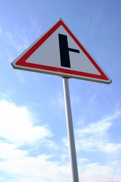 Предупреждение Дорожного Знака Повернуть Главной Дороги Синий Фон Неба — стоковое фото