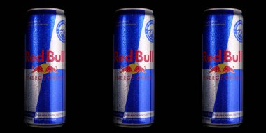 Kazakistan, Kostanay 15 Mayıs 2022, üç alüminyum teneke kutu kırmızı boğa siyah zemin enerjisi