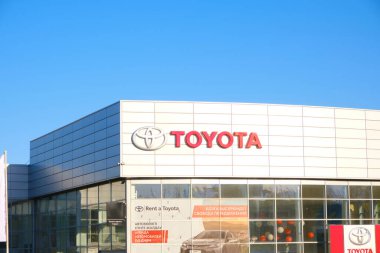 Kazakistan, Kostanay 11 Mayıs 2022 otomobil fuarı, galeri binasının logosu, Toyota Motor Corporation