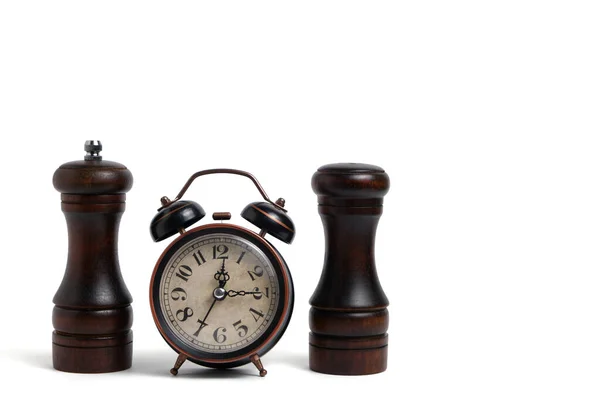 Relógio Alarme Retro Velho Dois Agitadores Pimenta Fundo Branco Tempo — Fotografia de Stock