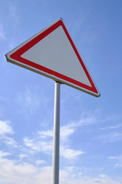 Тревожный Знак Дорожного Движения Фоновые Облака Голубое Небо — стоковое фото