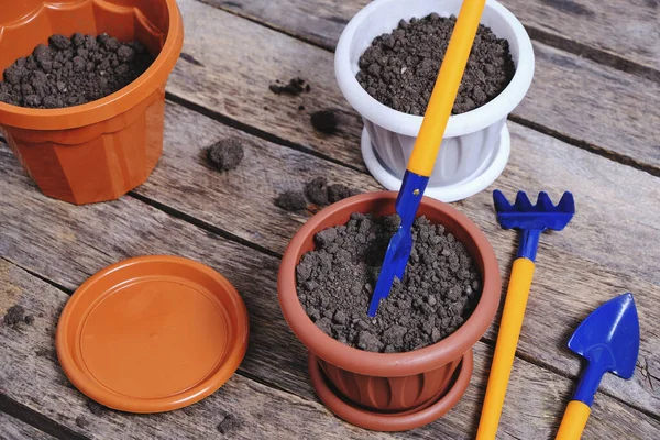 Pots Fleurs Outils Jardinage Décoratifs Pelle Râteau Fourche Sur Fond — Photo