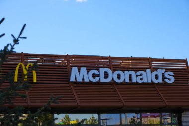 Kazakistan, Kostanay, 11 Mayıs 2022, McDonalds, Amerikan zincir restoranları yemek ve fast food, bayilik sistemi altında faaliyet gösteriyor.