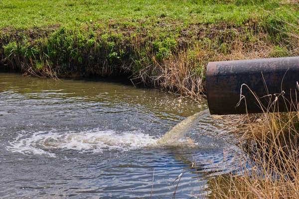 Drenaje Aguas Residuales Desde Tuberías Hasta Ríos Ríos Contaminados Ecología —  Fotos de Stock