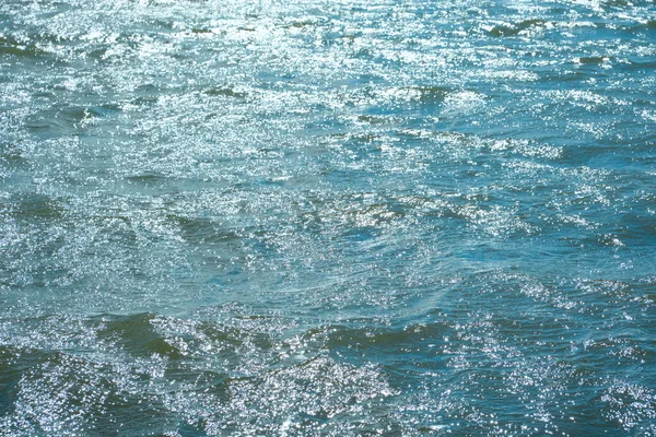 Γαλάζιο Θαλασσινό Νερό Φωτεινό Ηλιόλουστη Μέρα Του Καλοκαιριού — Φωτογραφία Αρχείου