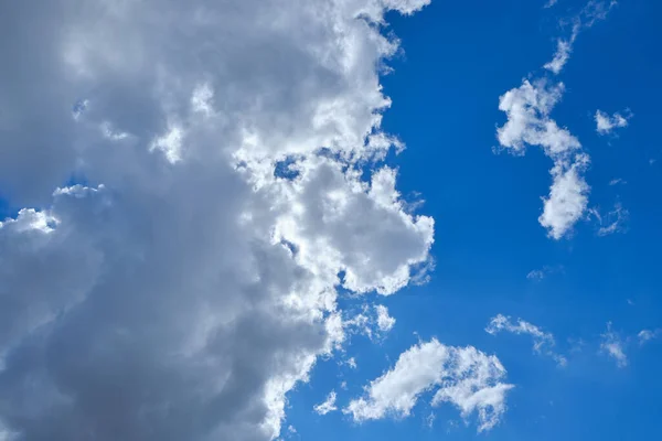 Bakgrund Cumulus Moln Mot Blå Himmel Upplyst Solljus — Stockfoto