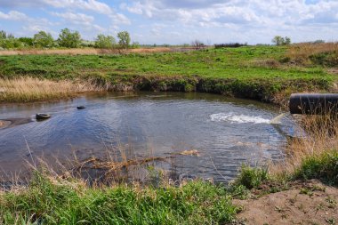 Borudan nehre, kirlilik nehirlerine ve ekolojiye kanalizasyon boşaltma