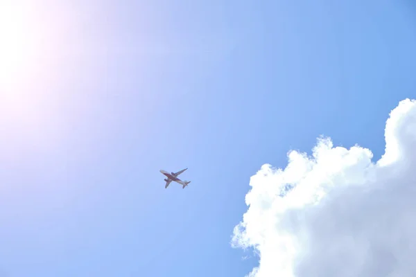 Plane Takes Gainst Background Blue Sky White Clouds — ストック写真