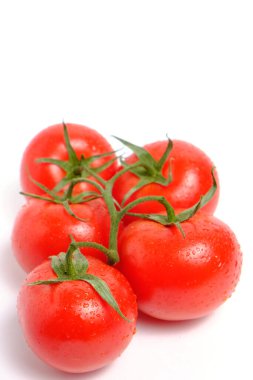 Kırmızı ve olgun domatesler beyaz arka plan