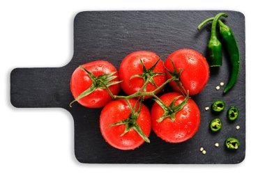 Döşeme tahtasında domates ve acı biber kabuğu, izole edilmiş beyaz arkaplan