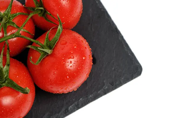 Tomates Sur Une Planche Découper Ardoise Fond Blanc Isolé — Photo