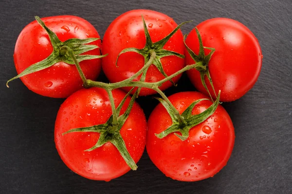 Tomaten Auf Einem Schieferschneidebrett — Stockfoto