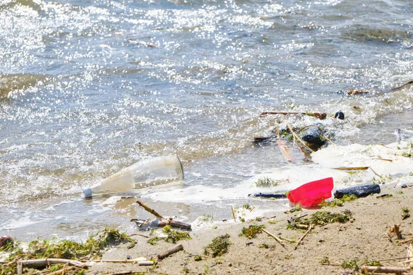 Spazzatura Buttata Fuori Spiaggia Onde Inquinamento Ambiente Attività Umana — Foto Stock