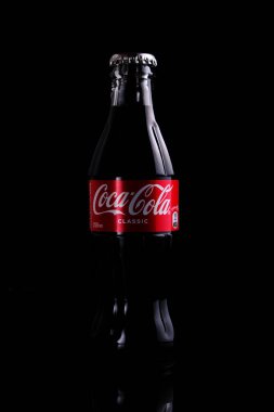 Kazakistan, Kostanay 15 Mayıs 2022, Coca Cola şişesi siyah arka plan klasiği