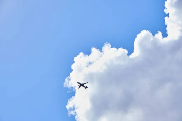 Plane Takes Gainst Background Blue Sky White Clouds — ストック写真