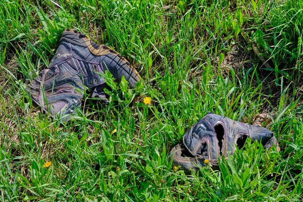 Vieilles Chaussures Pourries Jetées Pollution Écologie Nature — Photo