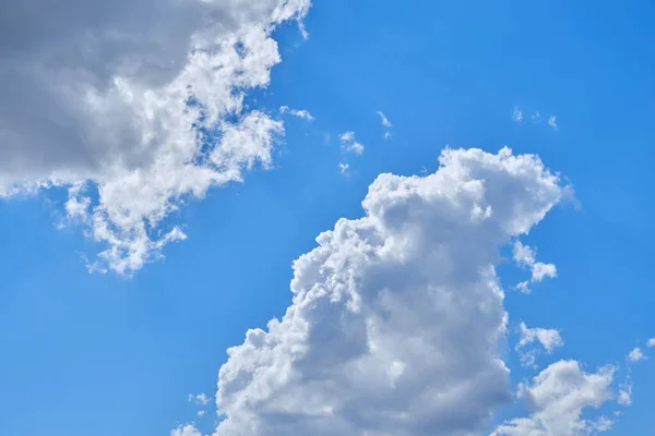 Bakgrund Cumulus Moln Mot Blå Himmel Upplyst Solljus — Stockfoto