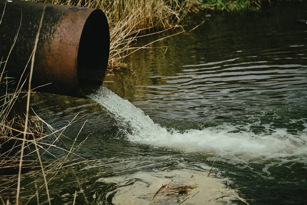 Scarico Delle Acque Reflue Dal Tubo Fiume Inquinamento Fiumi Ecologia — Foto Stock