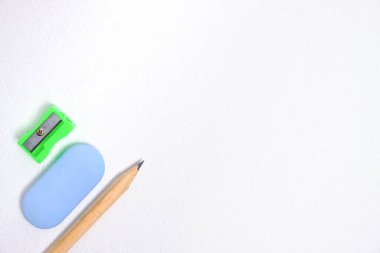 Silgi, bileyici ve basit kalem beyazı arkaplan, okul gereçleri ve kırtasiye malzemeleri.