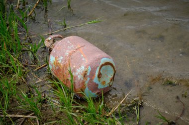 Eski gaz silindirli nehir kıyısı, ekoloji ve doğa kirliliği
