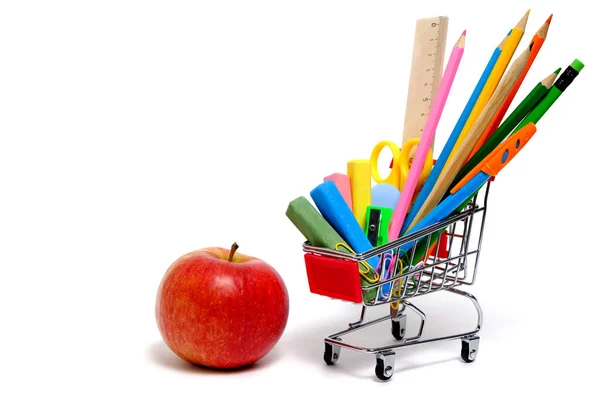 ショッピングバスケットと赤いリンゴの白い背景の学校用品や文房具 — ストック写真