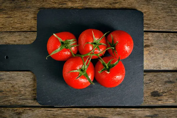Röda Mogna Tomater Skiffer Ovanifrån — Stockfoto