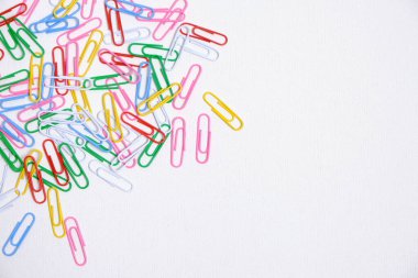 Beyaz arkaplanda renkli ataçlar