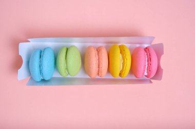 Renkli ve parlak kurabiyeler pembe arka plan