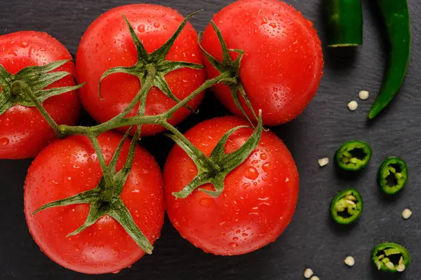 Tomater Och Kapsel Peppar Skifferskiva — Stockfoto