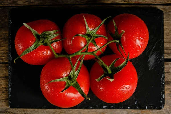 赤い熟したトマトのスレート トップビュー — ストック写真