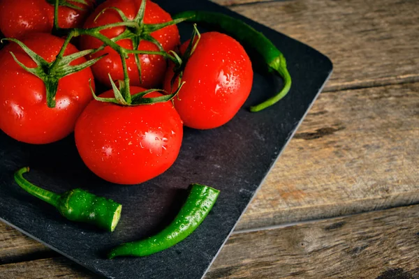 Röda Tomater Och Grön Peppar Skiffer — Stockfoto