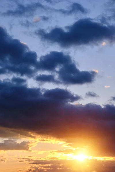 Gewitterwolken Mit Brechenden Strahlen Sonne Bei Sonnenuntergang — Stockfoto