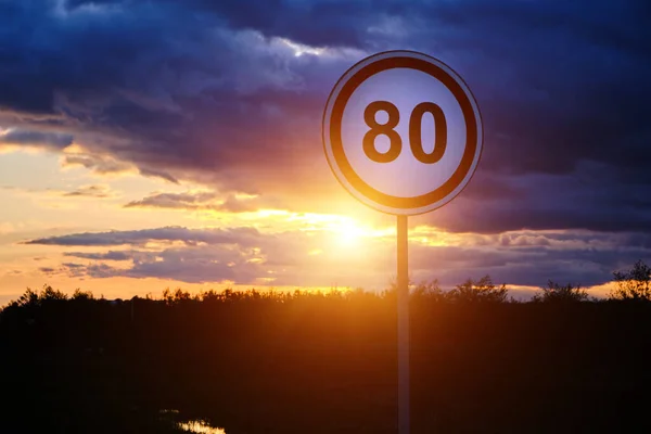 Знак Обмеження Швидкості Фоні Яскравого Заходу Сонця Хмар — стокове фото