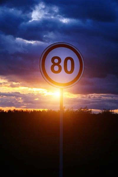 Знак Обмеження Швидкості Фоні Яскравого Заходу Сонця Хмар — стокове фото