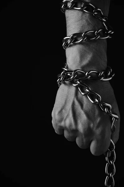 Mans Ręcznie Splątany Metalowym Łańcuchem Koncepcja Niewolnictwa Zakładnik Wolność Czarno — Zdjęcie stockowe