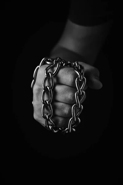 Brutale Mannelijke Hand Verpakt Een Metalen Ketting Klaar Strijden Zwart — Stockfoto