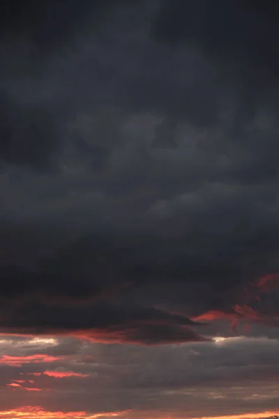 태양이 찢어지는 먼지구름 — 스톡 사진