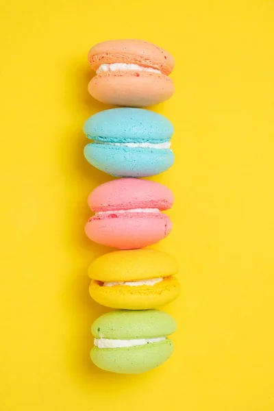 Biscoitos Macarons Franceses Coloridos Brilhantes Fundo Amarelo — Fotografia de Stock