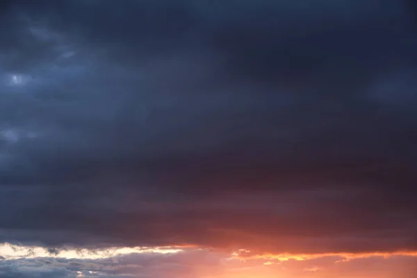 Chmury Piorunów Złamanymi Promieniami Słońca Zachodzie Słońca — Zdjęcie stockowe